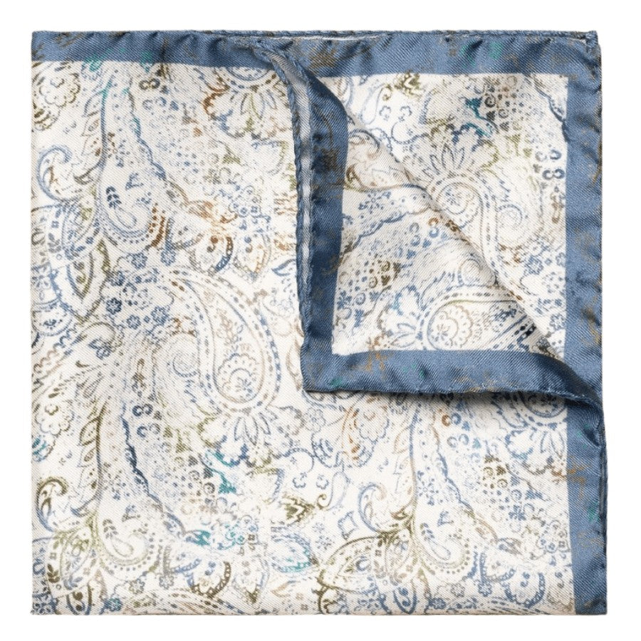 One of our most versatile pocket squares that works with any outfit. Printed on a twill weave silk that gives a nice draping and can easily be folded in different shapes. The timeless pattern and the classic color palette make it easy to match with any suit jacket. Made in Italy. Measurements 33 x 33 cm / 13 x 13.