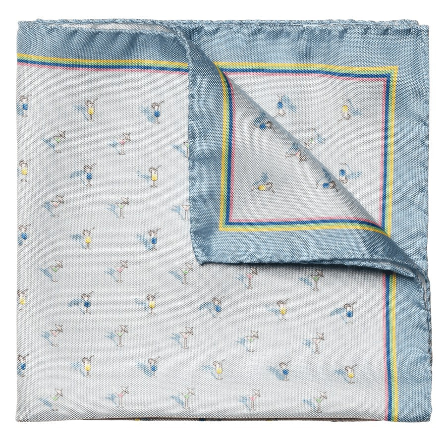 One of our most versatile pocket squares that works with any outfit. Printed on a twill weave silk that gives a nice draping and can easily be folded in different shapes. The timeless pattern and the classic color palette make it easy to match with any suit jacket. Made in Italy. Measurements 33 x 33 cm / 13 x 13.