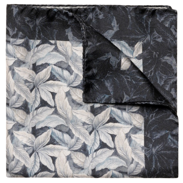 One of our most versatile pocket squares that works with any outfit. Printed on a twill weave silk that gives a nice draping and can easily be folded in different shapes. The timeless pattern and the classic color palette make it easy to match with any suit jacket. Made in Italy. Measurements 33 x 33 cm / 13 x 13.